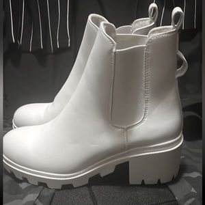 Size : 8(US) 39(EUR)